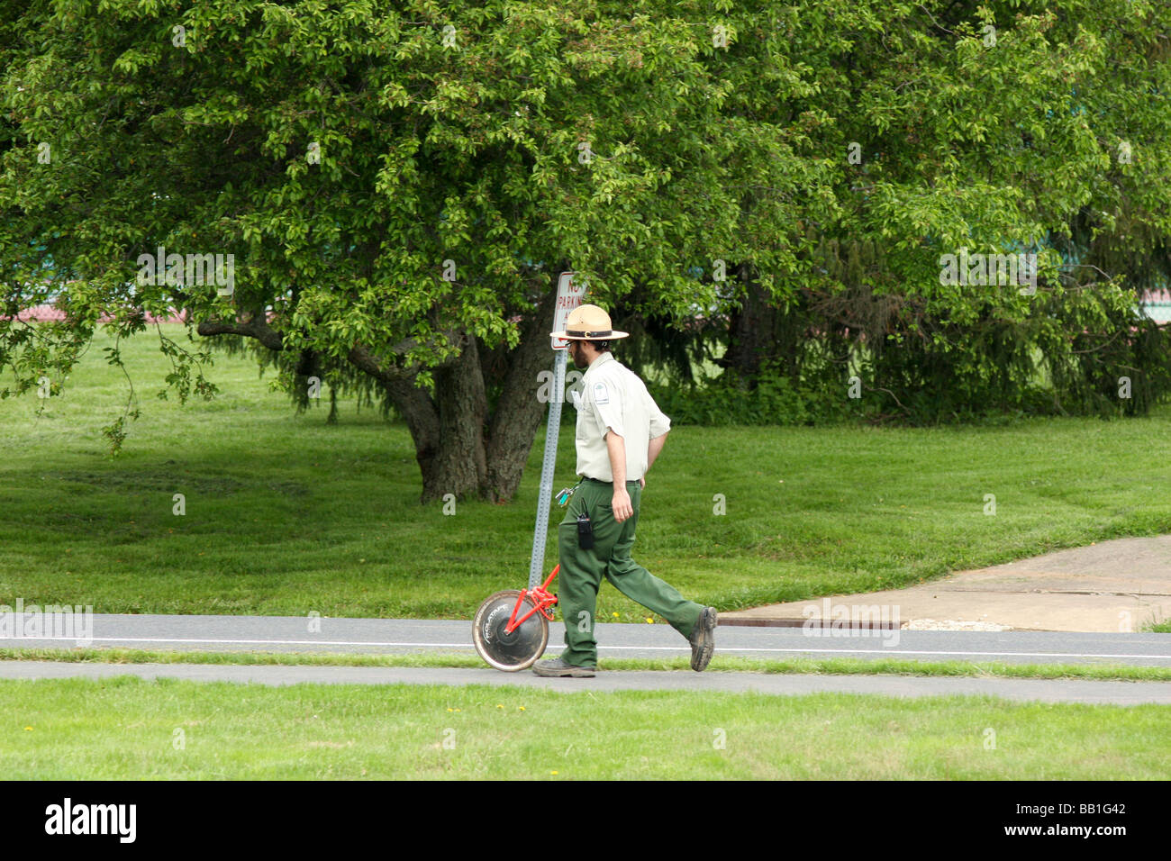 Ein United States Parkranger Tempo aus der Ferne für eine Übung Weg im Park. Stockfoto