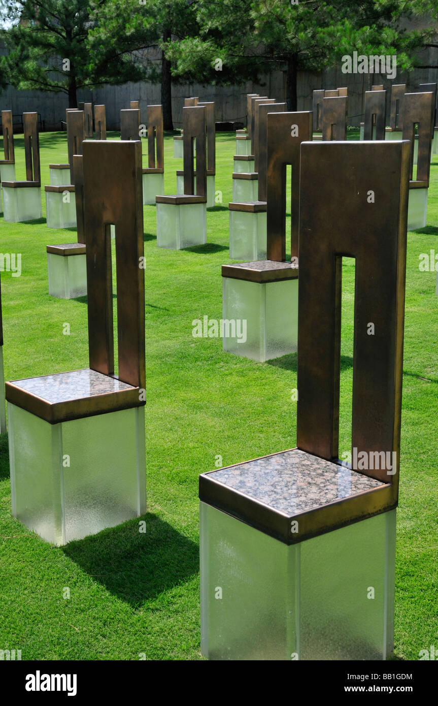 Feld der leeren Stühle am Oklahoma City National Memorial jeder Lehrstuhl repräsentiert ein Leben genommen bei der Bombardierung Stockfoto