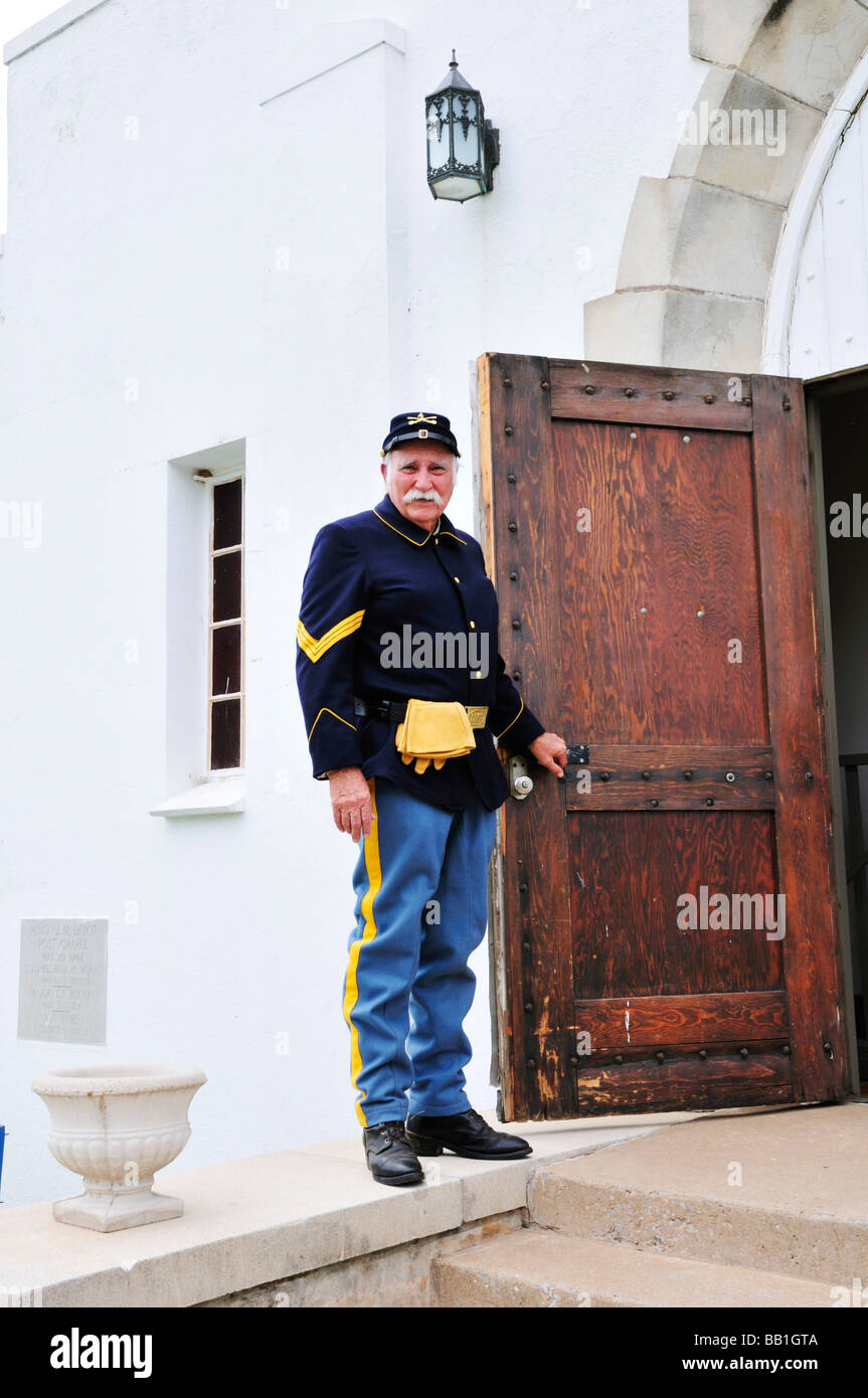 Ein Leitfaden gekleidet wie ein Soldat öffnen die Tür zur Kapelle Fort Reno hält Stockfoto