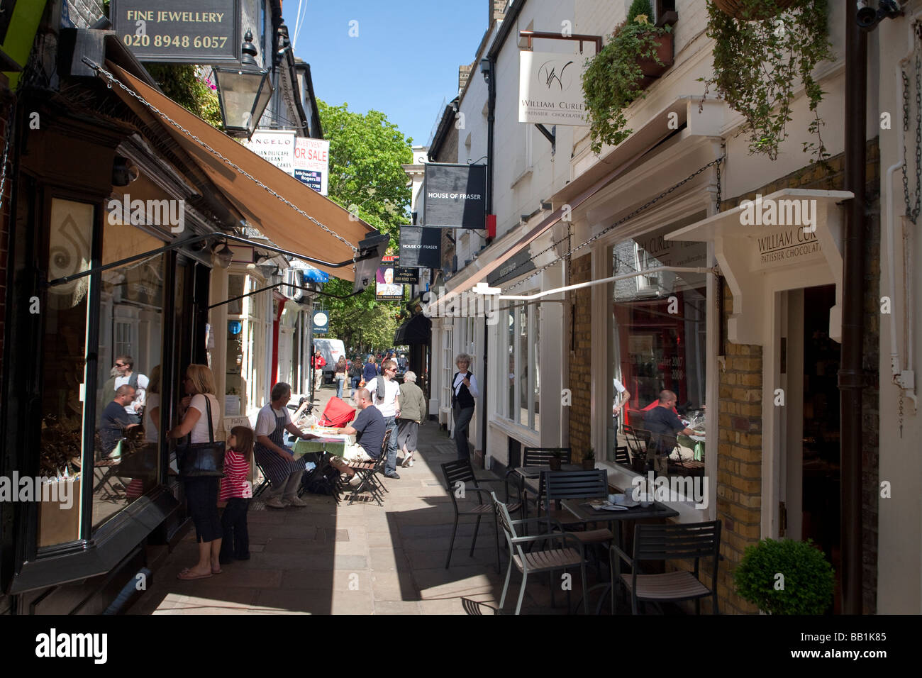 Boutiquen und Straßencafés in Lane im Zentrum von Richmond upon Thames Stockfoto