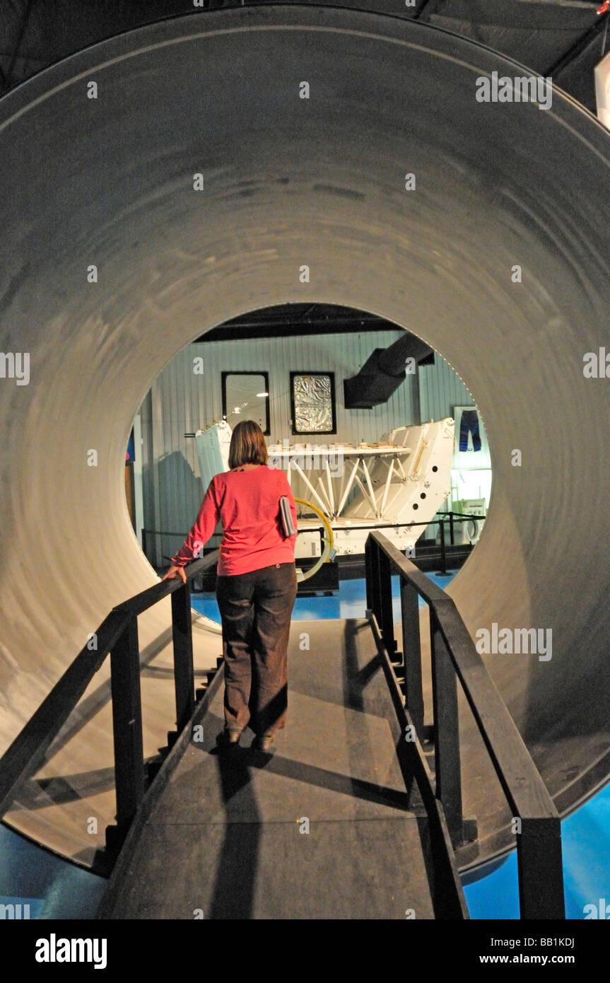 Ein Besucher geht durch Teil eines solid Rocket Booster im Stafford Air and Space Museum Stockfoto
