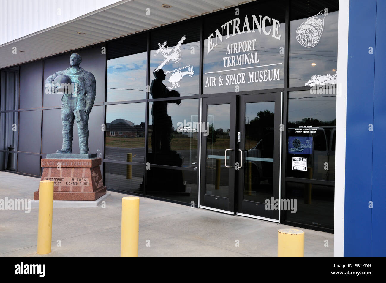 Eintritt in das Stafford Air and Space Museum verfügt über eine Statue von Thomas Stafford außerhalb Stockfoto