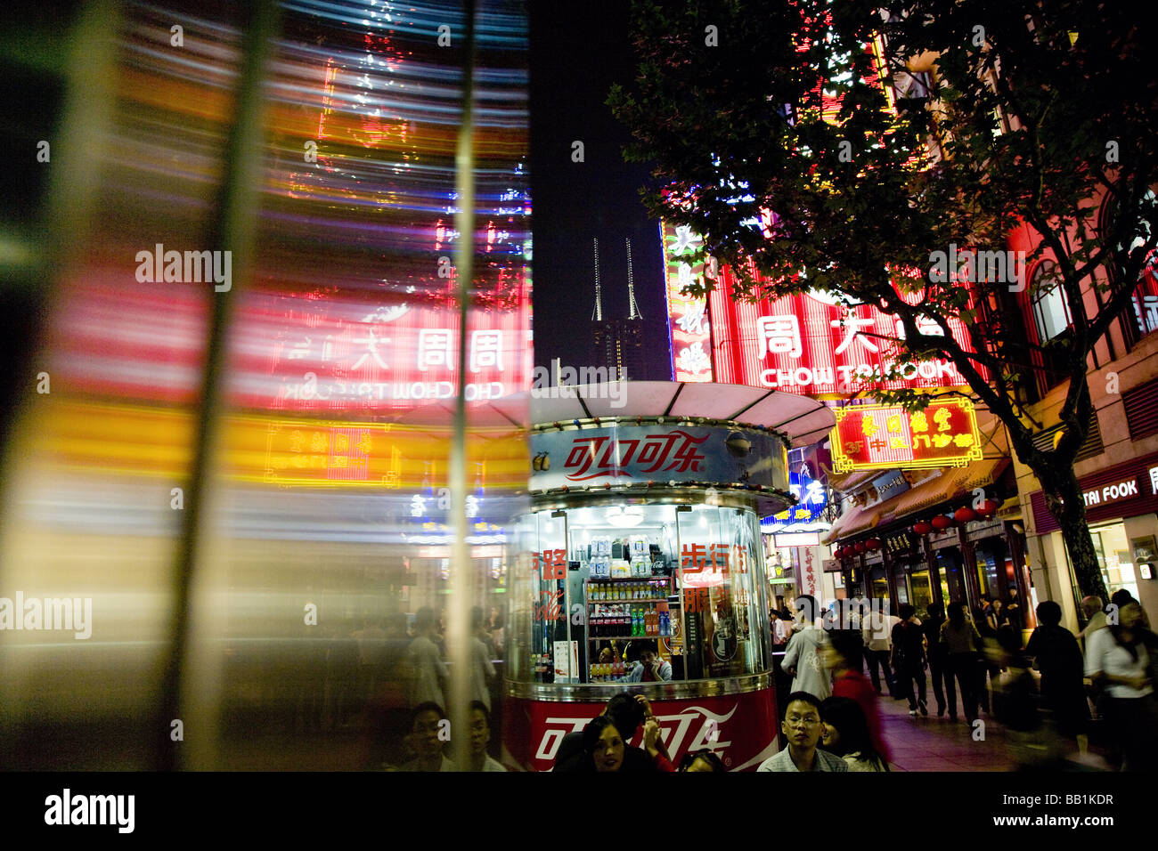 Helles Neon-Licht in der beliebten Einkaufsstraße Nanjing East Street Shanghai China Stockfoto