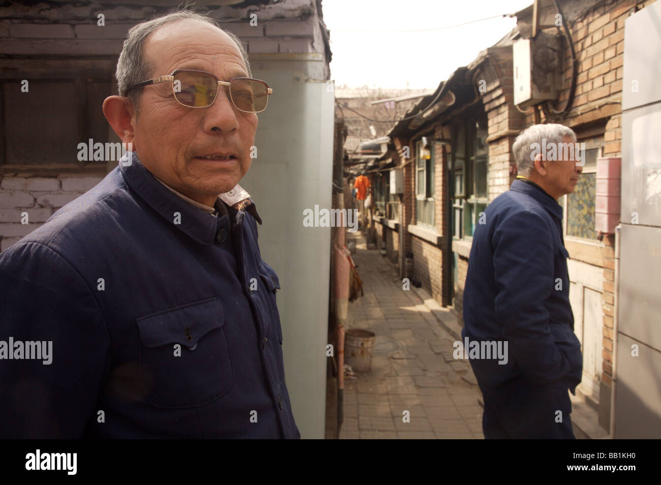 Alte Männer in kommunistischen Uniform in Peking Hutong Stockfoto