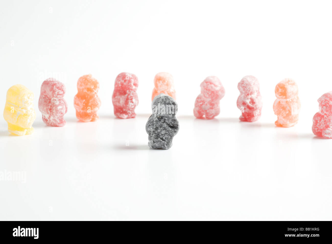 Bande von Gummibärchen Kommissionierung auf einem anderen Jelly Baby. Stockfoto