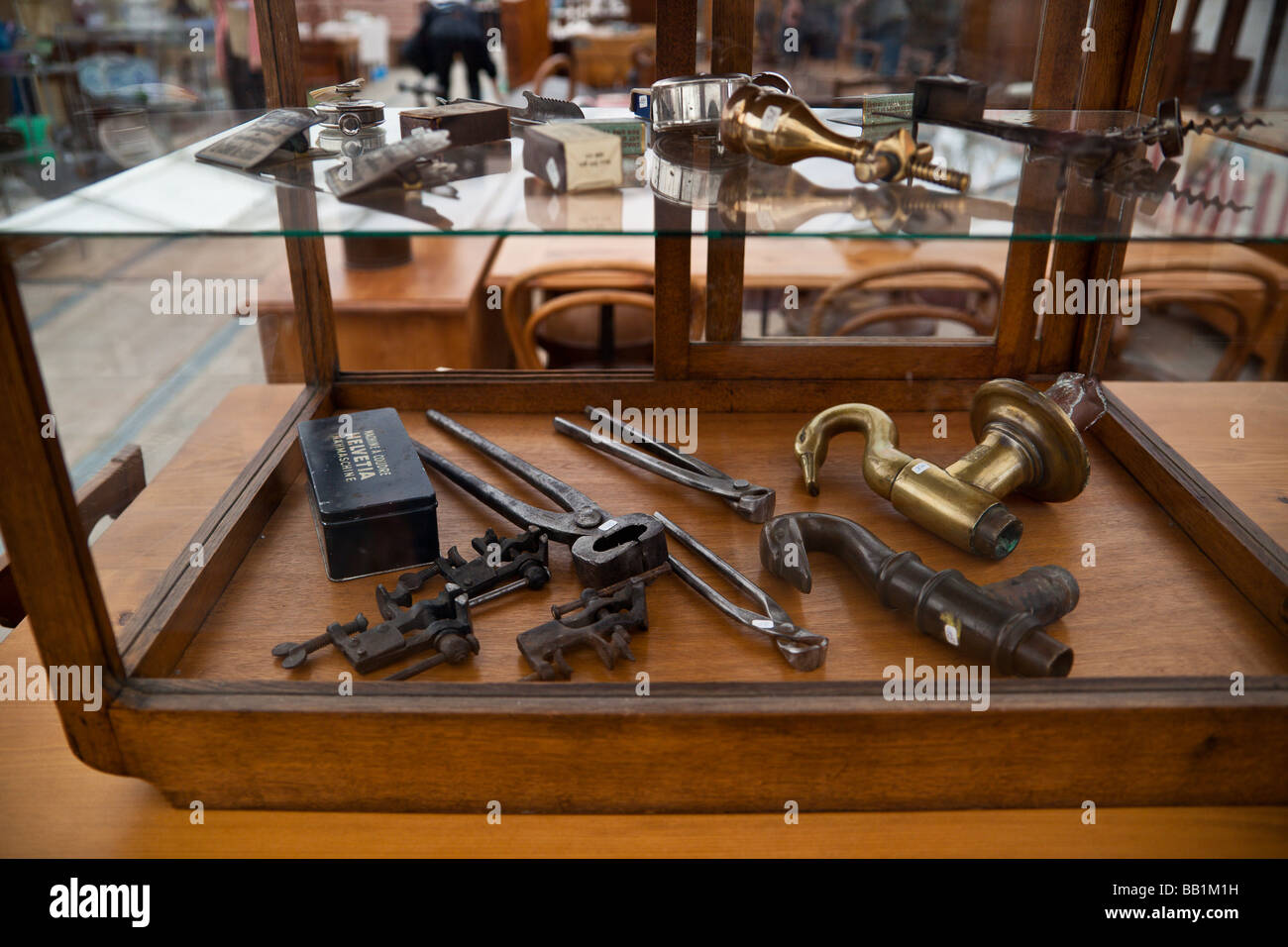 Antike Werkzeuge bei der Antiquitätenmarkt Neuchatel Schweiz  Stockfotografie - Alamy