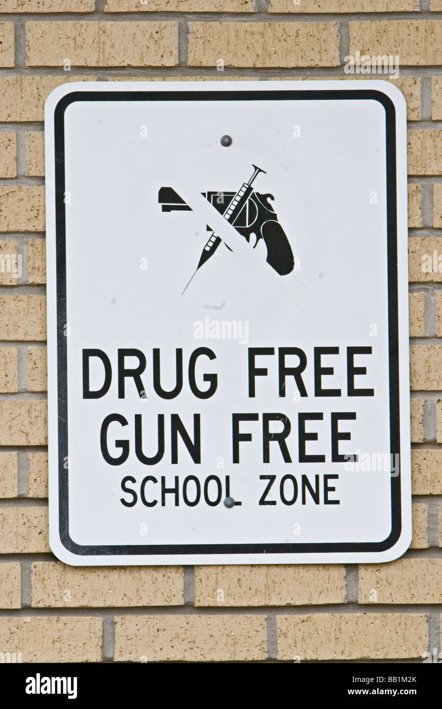 Gun gratis drogenfreie Schule zone Schild auf Wall veröffentlicht Stockfoto