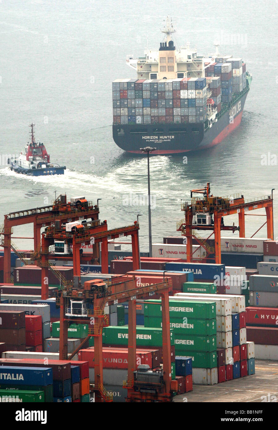 Containerschiffe im Hafen von Shenzhen, China geladen wird. Stockfoto