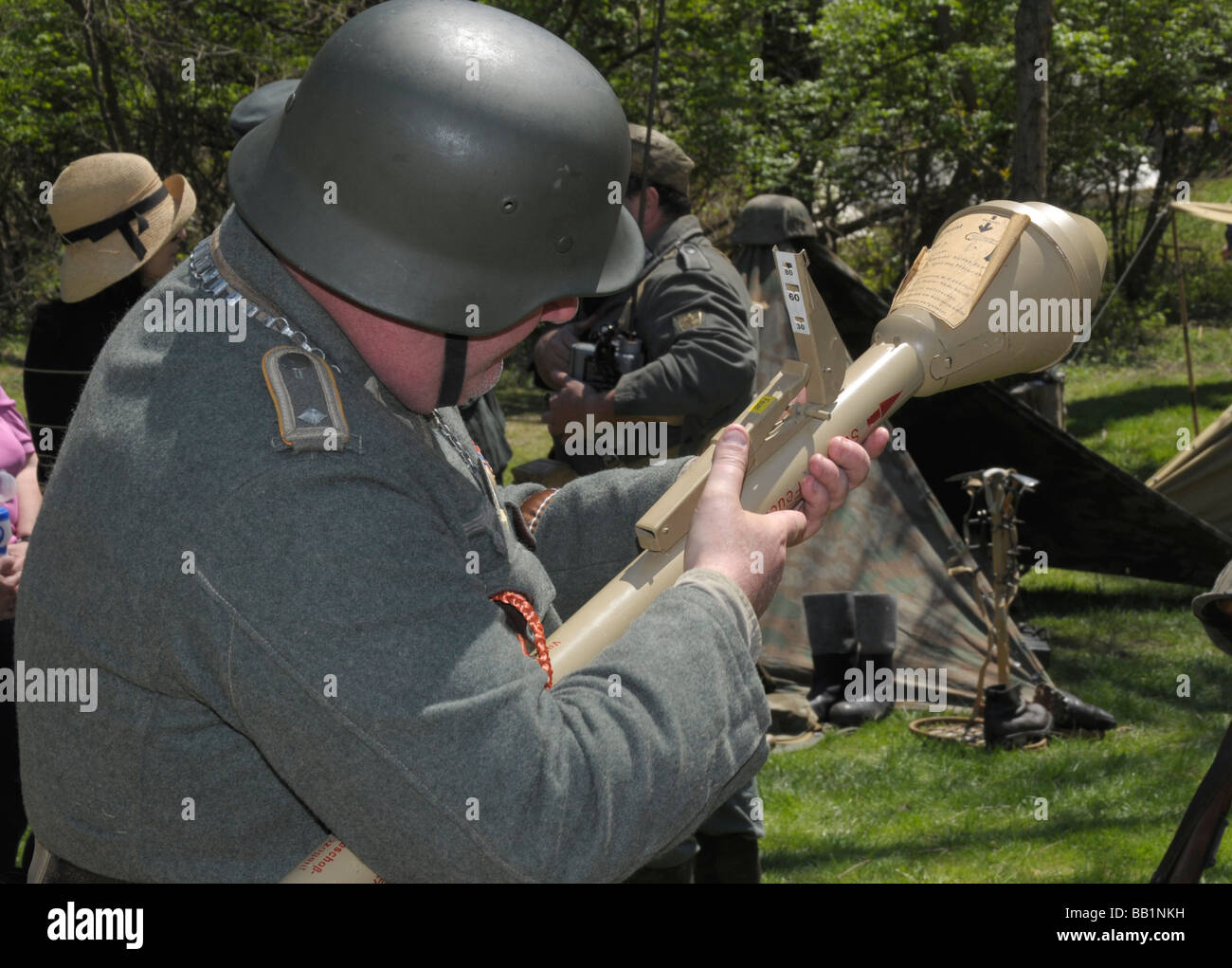 Mann, gekleidet wie ein deutscher Soldat eine Rakete untersucht anzutreiben Granate während eine Nachstellung des zweiten Weltkriegs in Glendale, Maryland Stockfoto