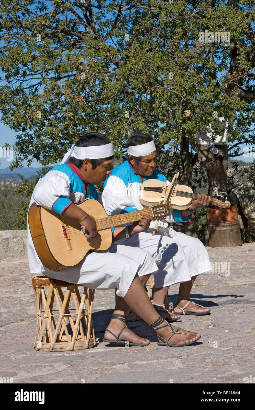 Tarahumara-Indianer spielen Geige in der Leistung für Touristen in Copper Canyon Mexiko Stockfoto