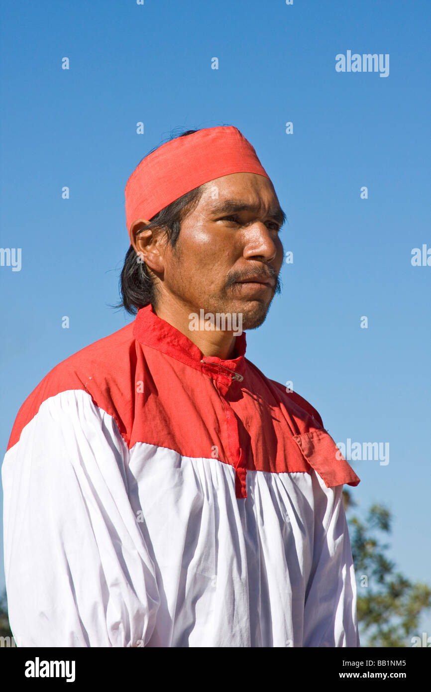 Tarahumara-Indianer im Zusammenhang mit Maya-Indianern in Mexiko Copper Canyon. Diese schüchternen Menschen tragen immer noch traditionelle Kleidung. Stockfoto