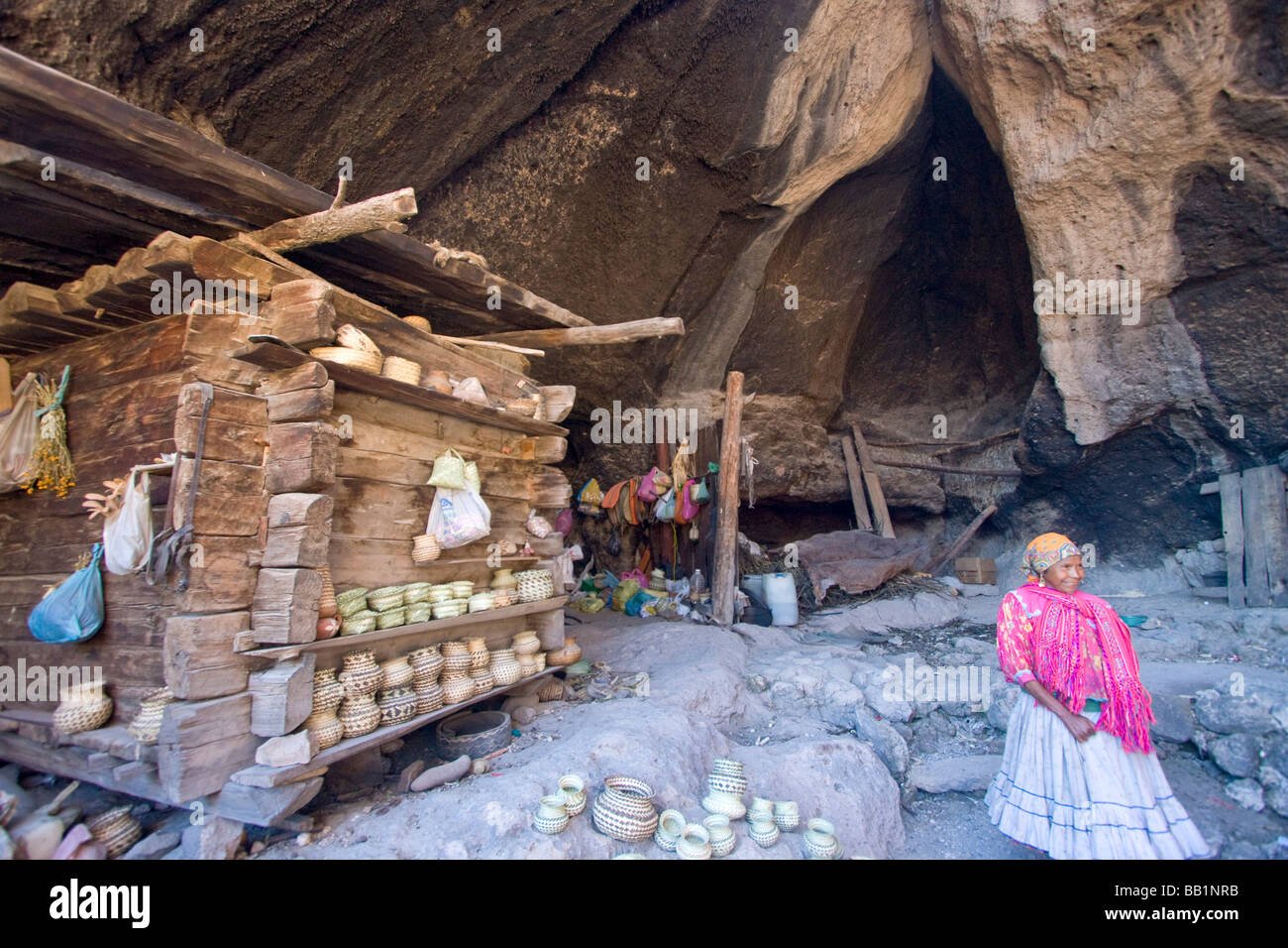 Tarahumara einheimische Frau bei Sebastian Höhle außerhalb der Stadt Creel im Copper Canyon Bereich von Mexiko. Stockfoto