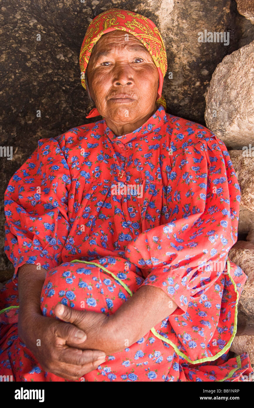 Tarahumara einheimische Frau bei Sebastian Höhle außerhalb der Stadt Creel im Copper Canyon Bereich von Mexiko. Stockfoto