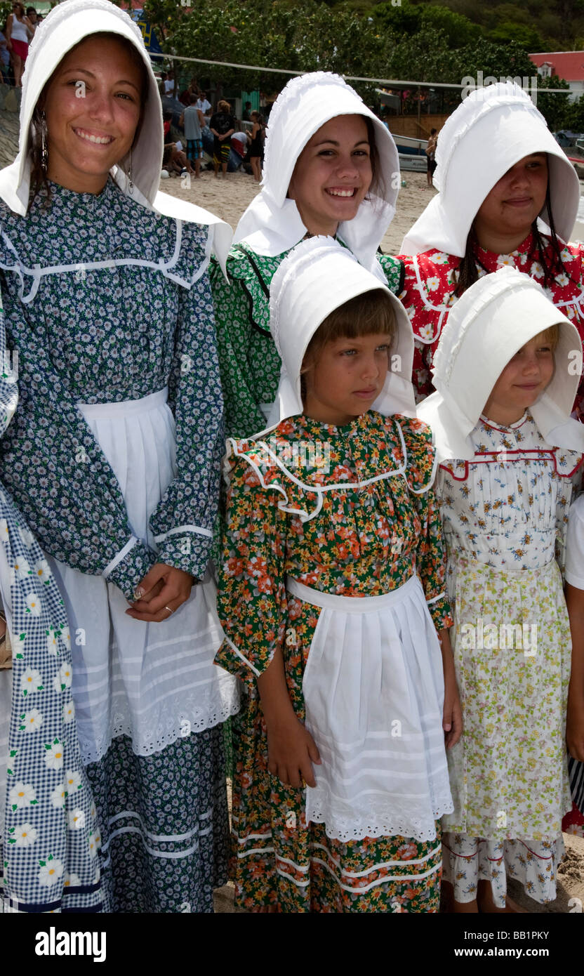 Junge Frauen und Mädchen in Tracht und Motorhauben Saint Louis Festival Corossol St. Barts Stockfoto