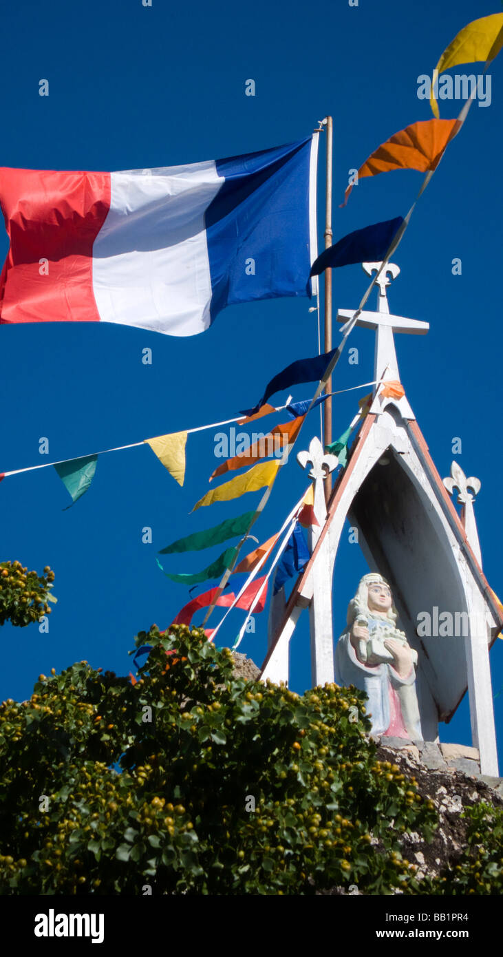 Französische Flagge und Girlanden schmücken Saint Louis Rock Saint Louis Festival Corossol St. Barts Stockfoto