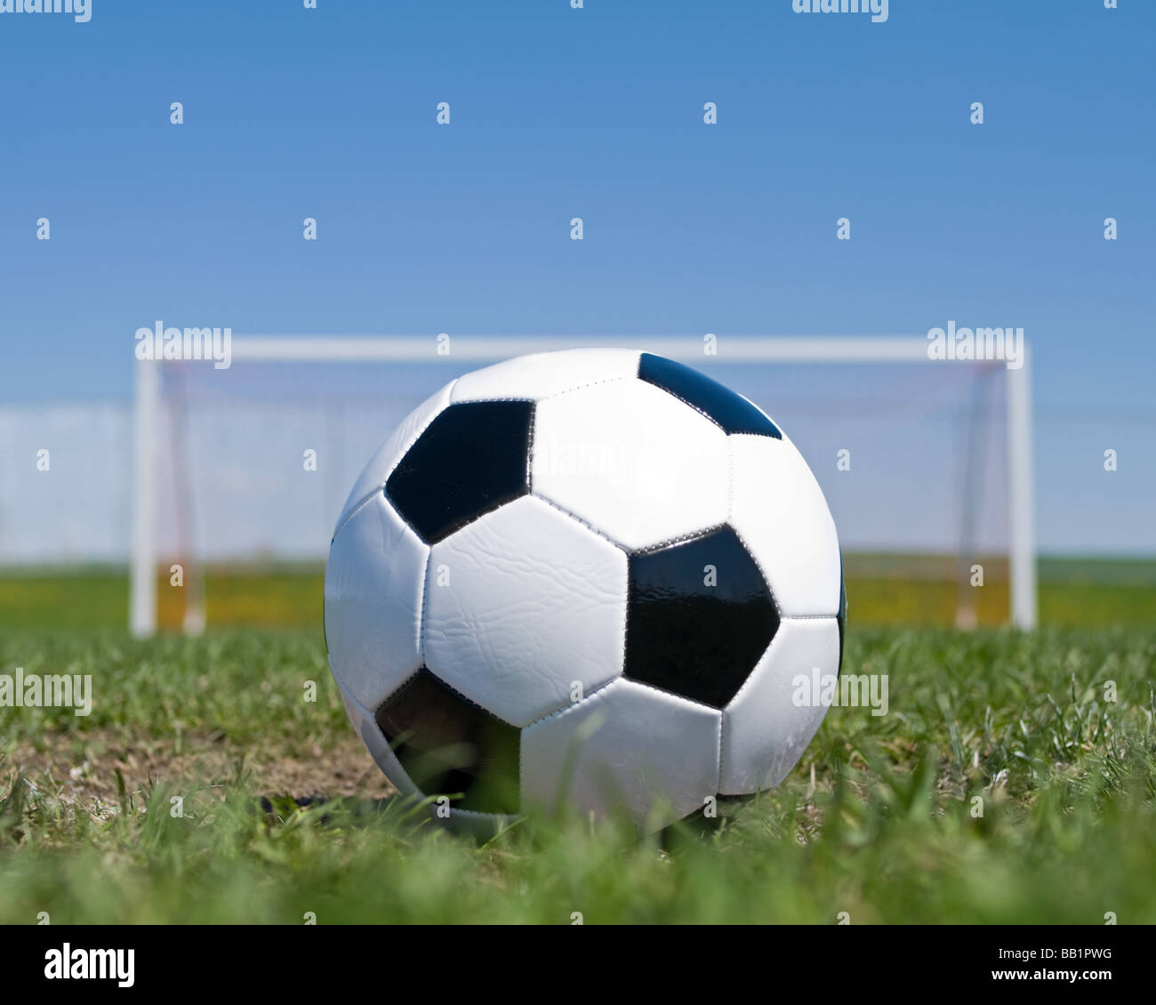 Niedrigen Winkel Ansicht von Fußball Ball Agianst Ziel netto und blauer Himmel Stockfoto