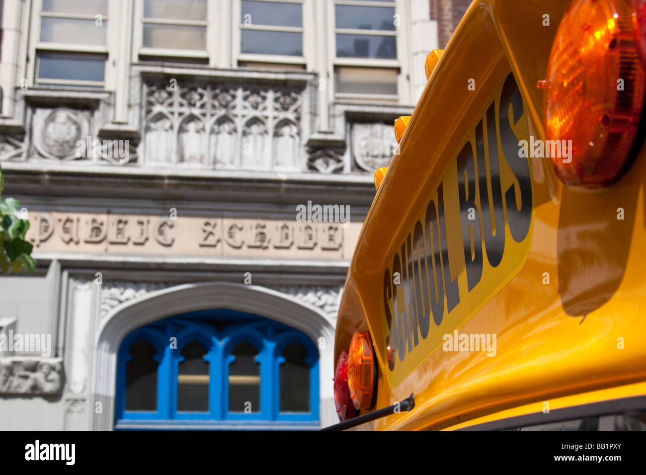Volksschule und gelb Schulbus in New York City Stockfoto