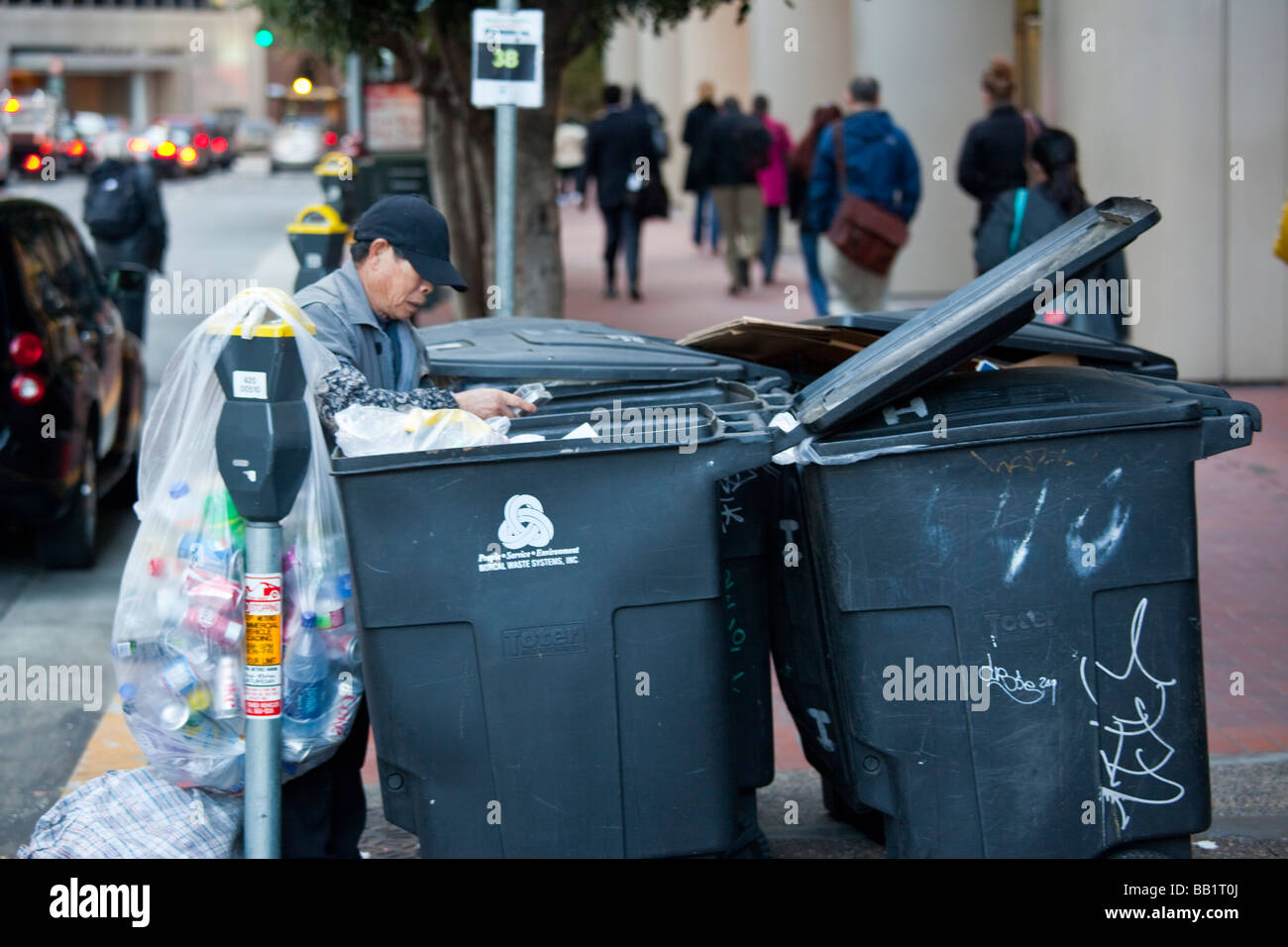 Menschen sammeln von Wertstoffen aus dem Müll in San Francisco, Kalifornien Stockfoto