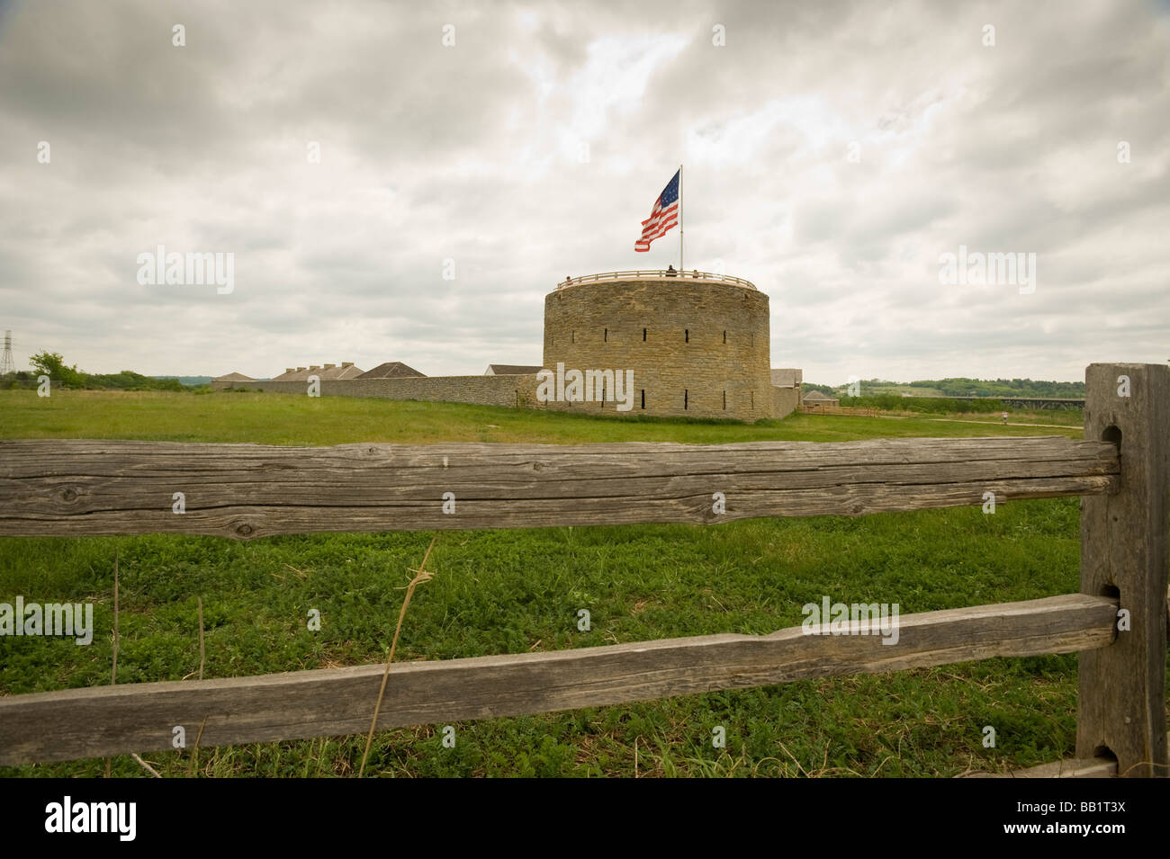 EINE AMERIKANISCHE FLAGGE FLIEGT ÜBER DEM HISTORISCHEN FORT SNELLING Stockfoto