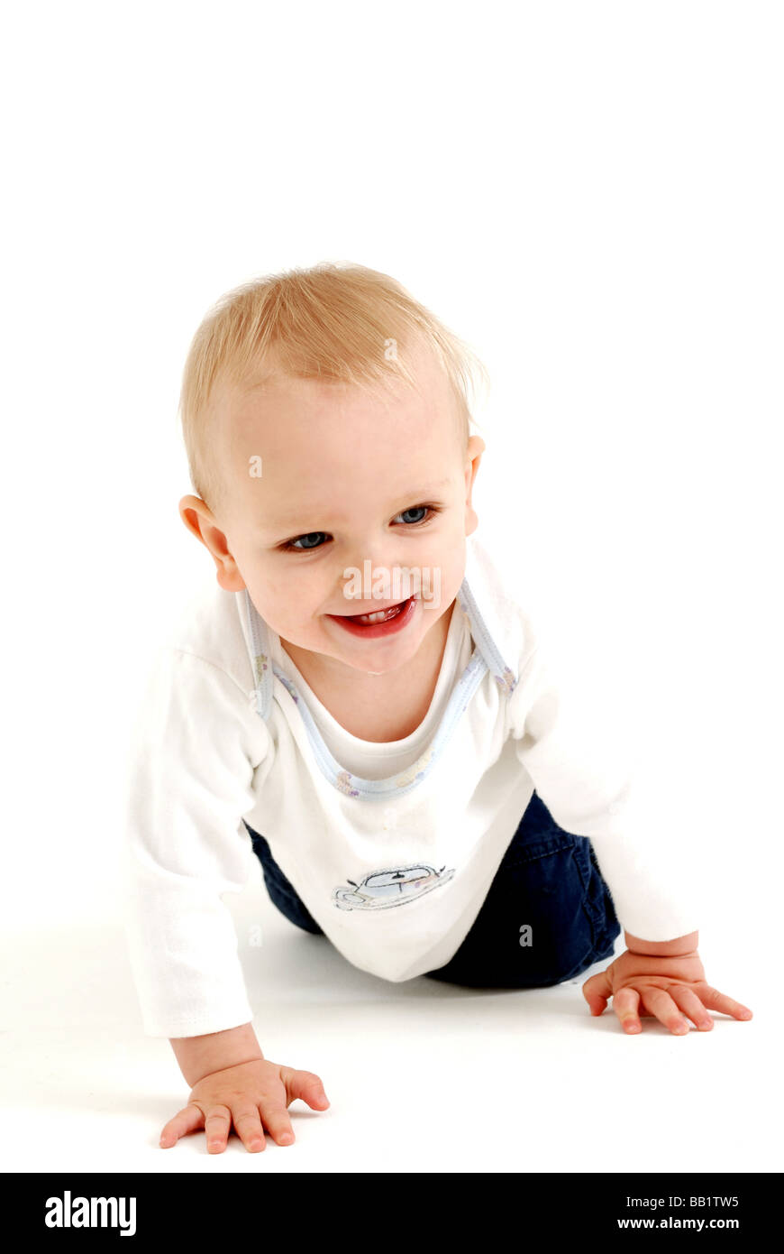 Ein kleiner Junge, der lächelnd auf dem Boden krabbelt. Stockfoto