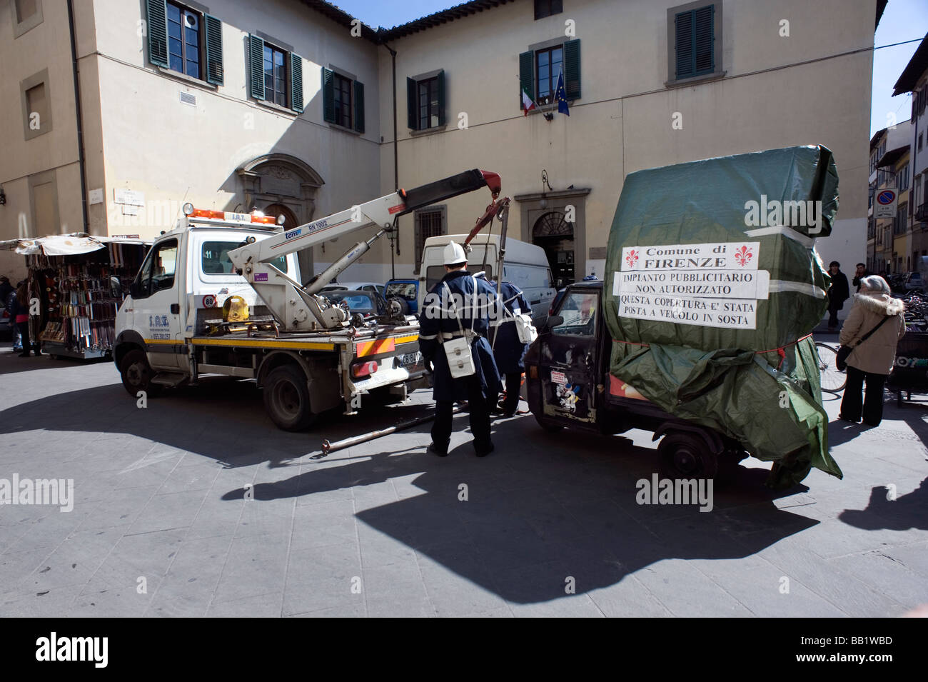 Toskana Florenz, die Stadt der Renaissance Foto zeigt, dass Polizei illegale Werbung Werbung von den Straßen entfernen Stockfoto
