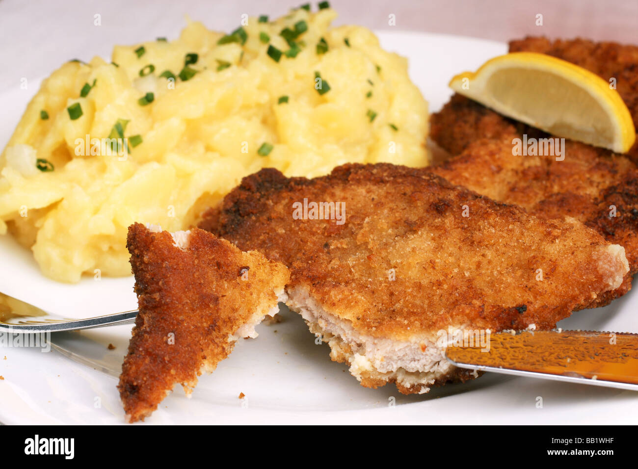 Wiener Schnitzel mit Kartoffelsalat, garniert mit gehackten ...