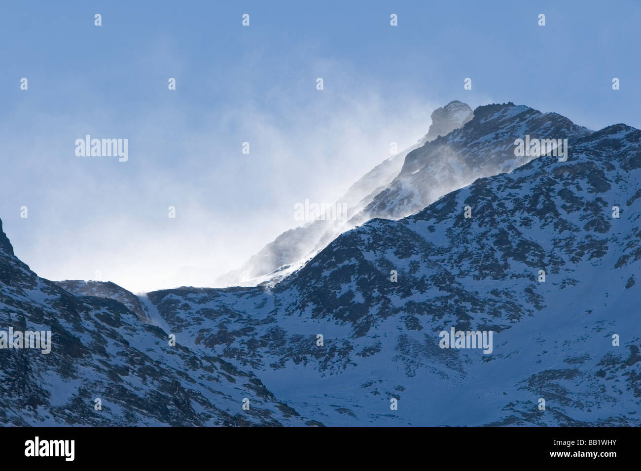 Starke Winde wehenden Schnee in den Bergen oberhalb von Val Martello, Alto Adige, Italien Stockfoto