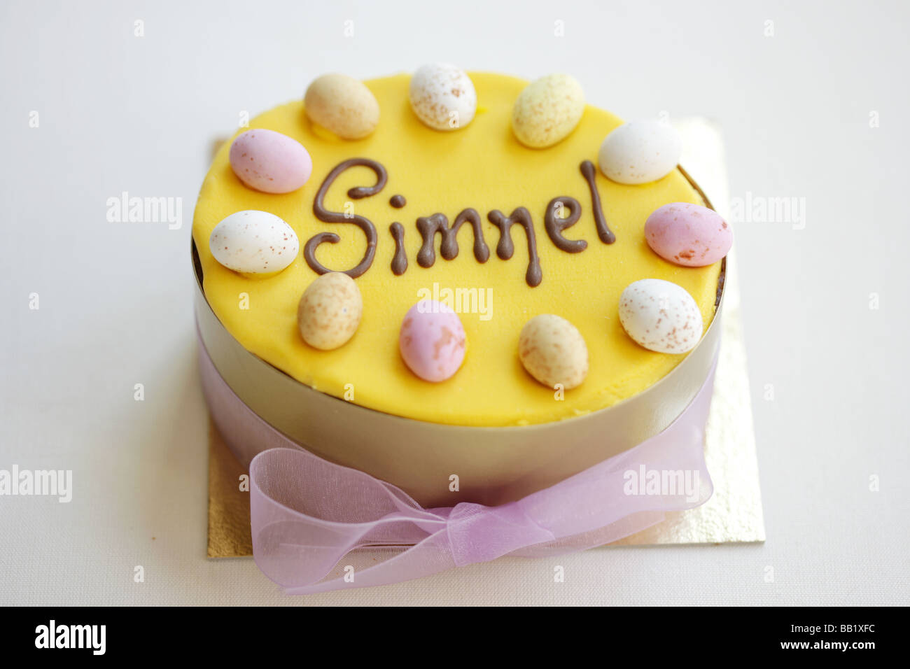 Hausgemachte Frisch Gebackene Ostern Simnel Celebration Cake, Closeup, Isoliert Auf Weiß Ohne Menschen Stockfoto