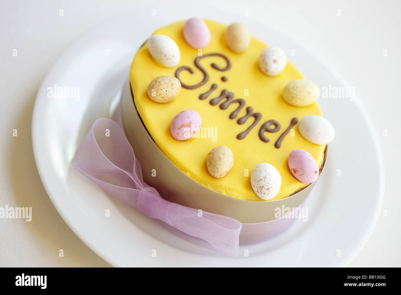 Hausgemachte Frisch Gebackene Ostern Simnel Celebration Cake, Closeup, Isoliert Auf Weiß Ohne Menschen Stockfoto