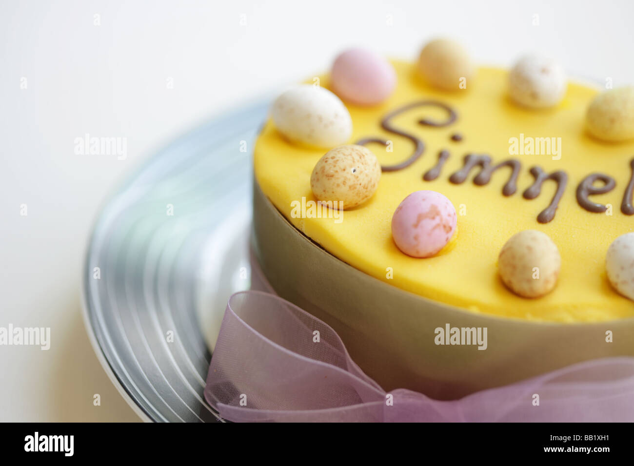 Hausgemachte Frisch Gebackene Ostern Simnel Celebration Cake, Closeup, Isoliert Auf Weiß Ohne Menschen Stockfoto