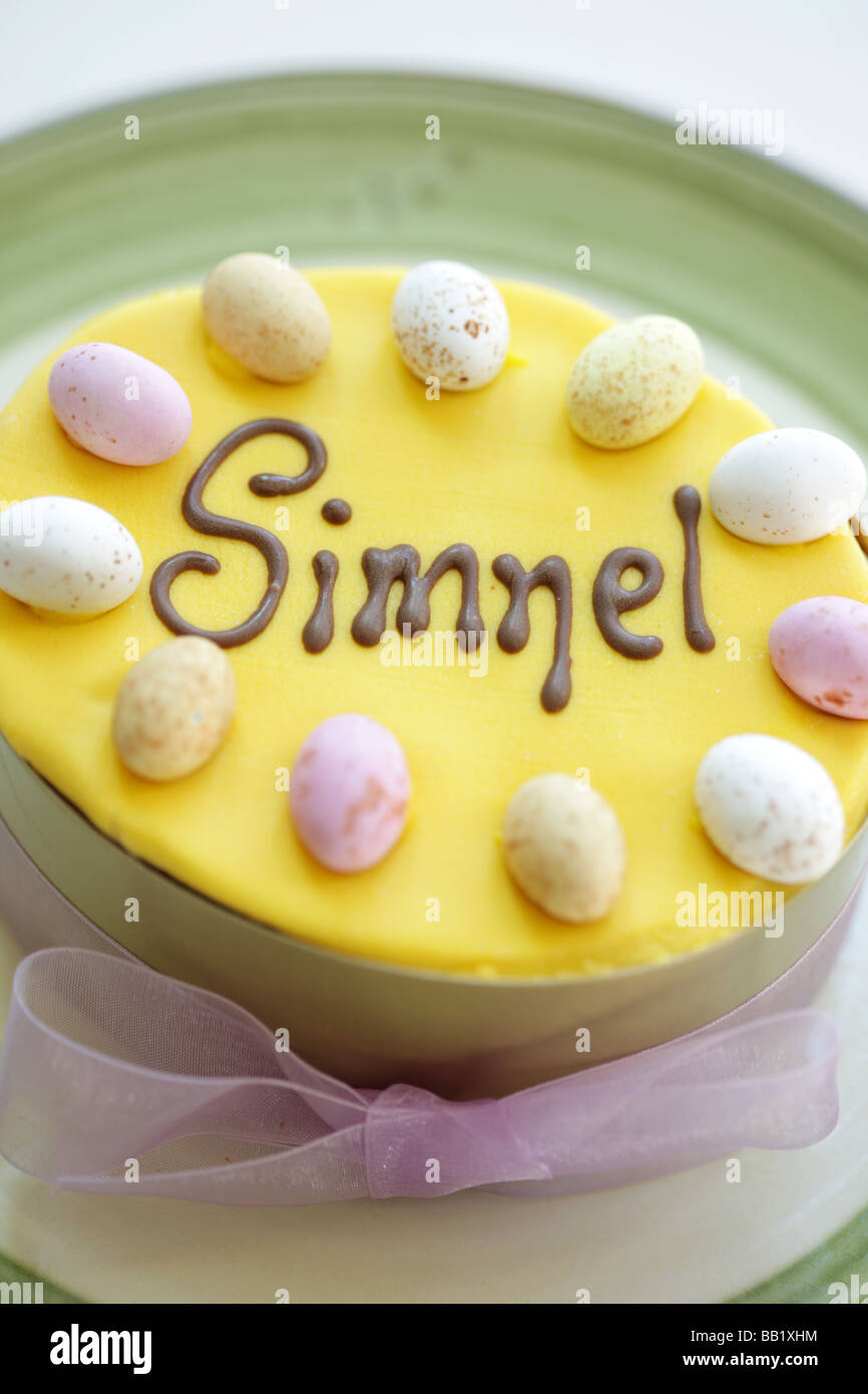 Hausgemachte Frisch Gebackene Ostern Simnel Celebration Cake, Closeup, Isoliert Auf Weiß Ohne Menschen Stockfoto