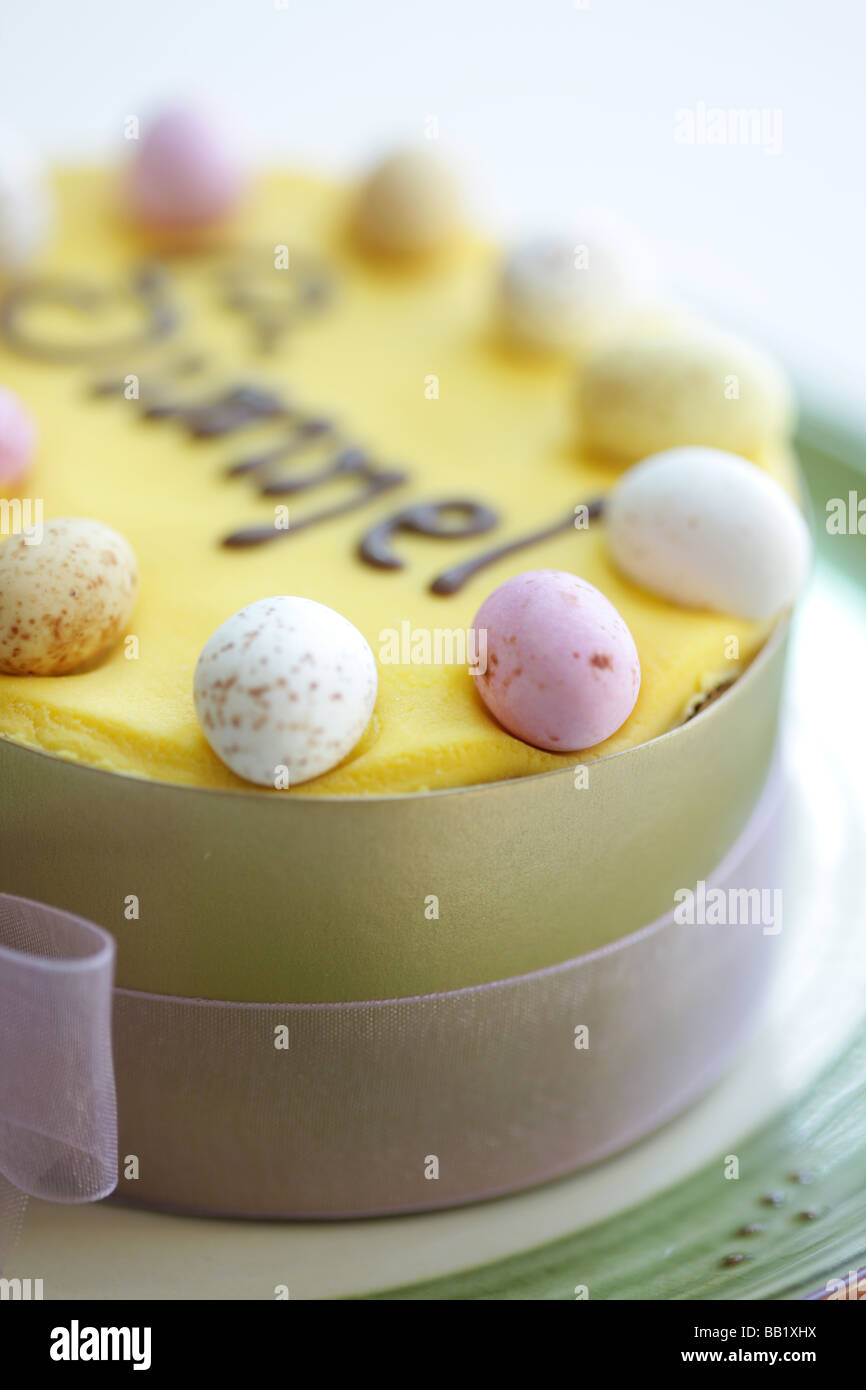 Hausgemachte Frisch Gebackene Ostern Simnel Celebration Cake, Closeup, Isoliert Auf Weiß Ohne Menschen Stockfoto