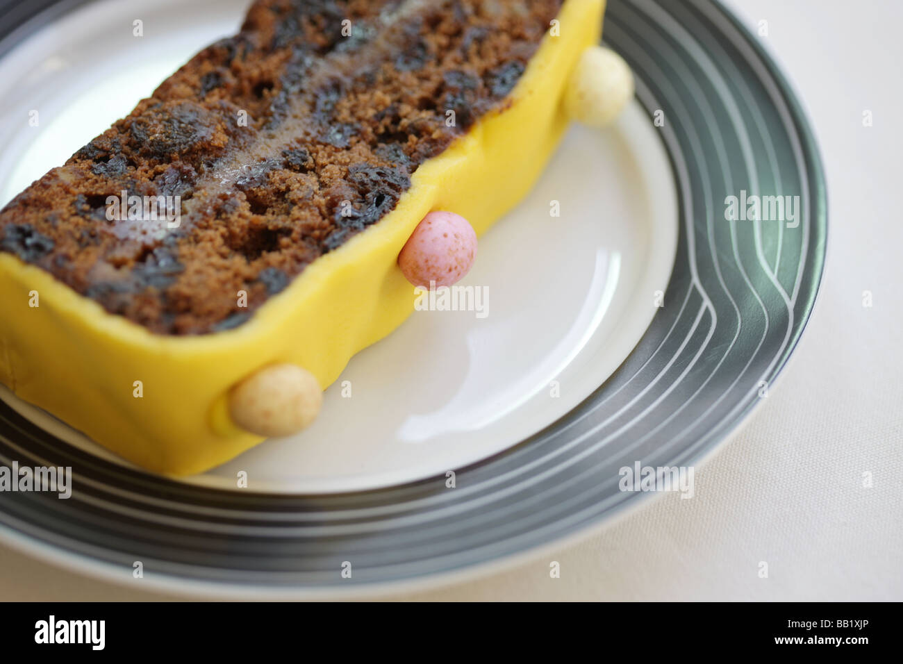 Hausgemachte Frisch Gebackene Ostern Simnel Celebration Cake, Closeup, Isoliert Auf Weiß Ohne Menschen Stockfoto