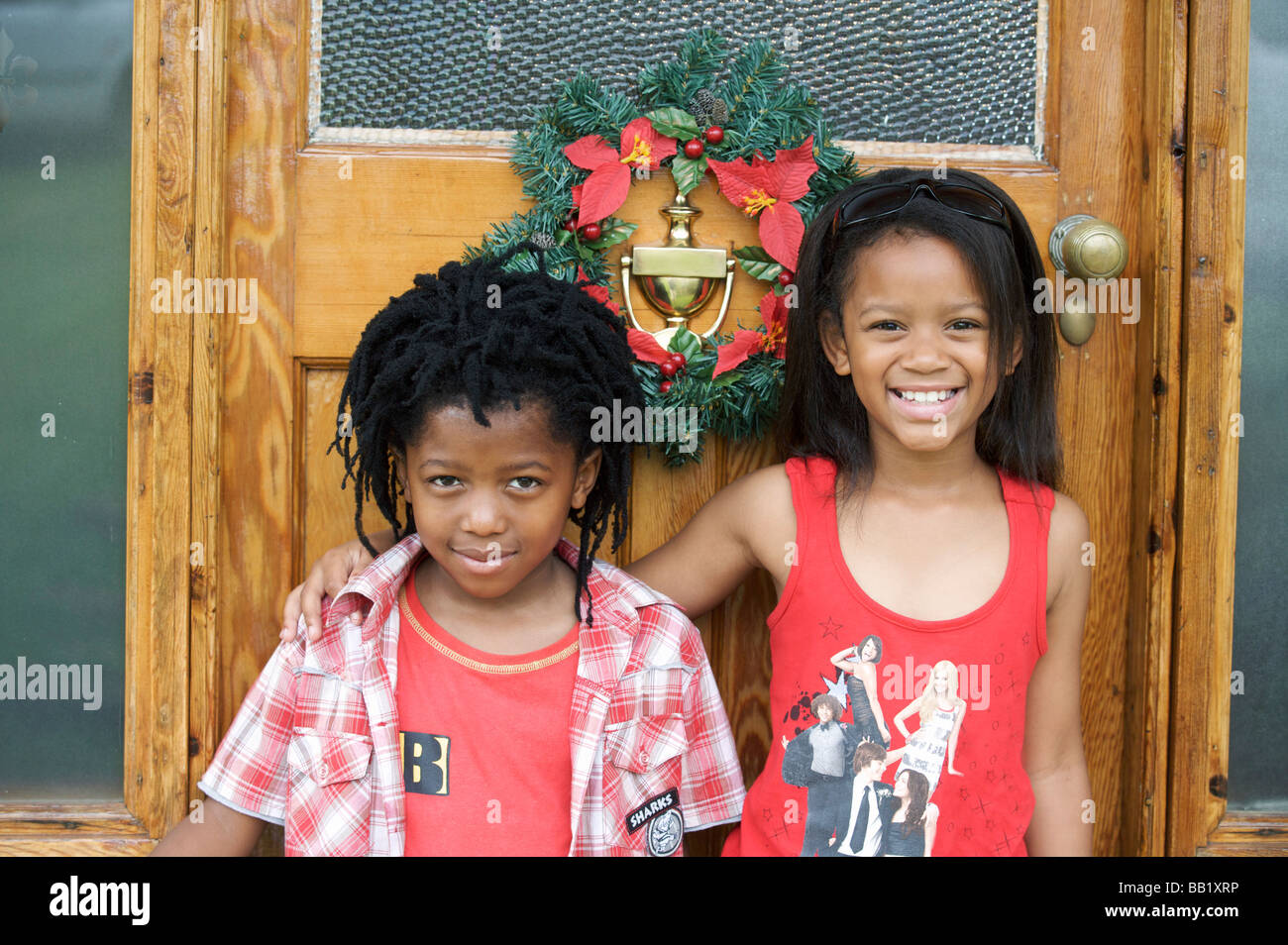 Jungen und Mädchen vor Tür an Weihnachten, Pietermaritzburg, Provinz KwaZulu-Natal, Südafrika Stockfoto