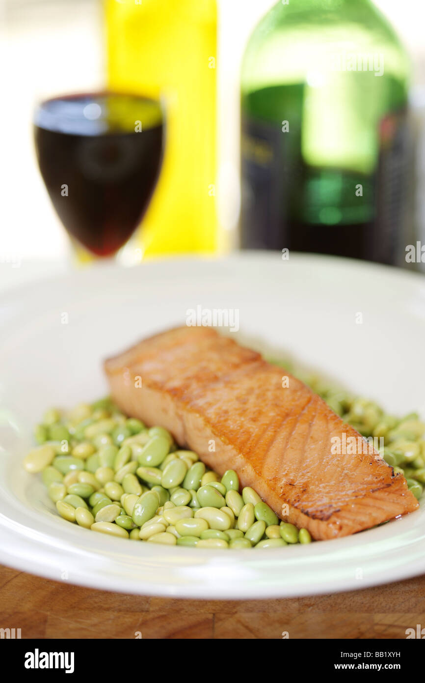 Frisch gegrilltes Lachsfilet oder Steak mit Edamame Bohnen und ein Glas Rotwein mit Keine Personen Stockfoto