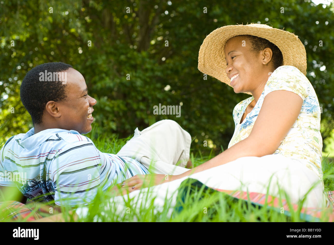 Mann und einer Frau genießen Sie ein Picknick in einem Park, Johannesburg, Provinz Gauteng, Südafrika Stockfoto