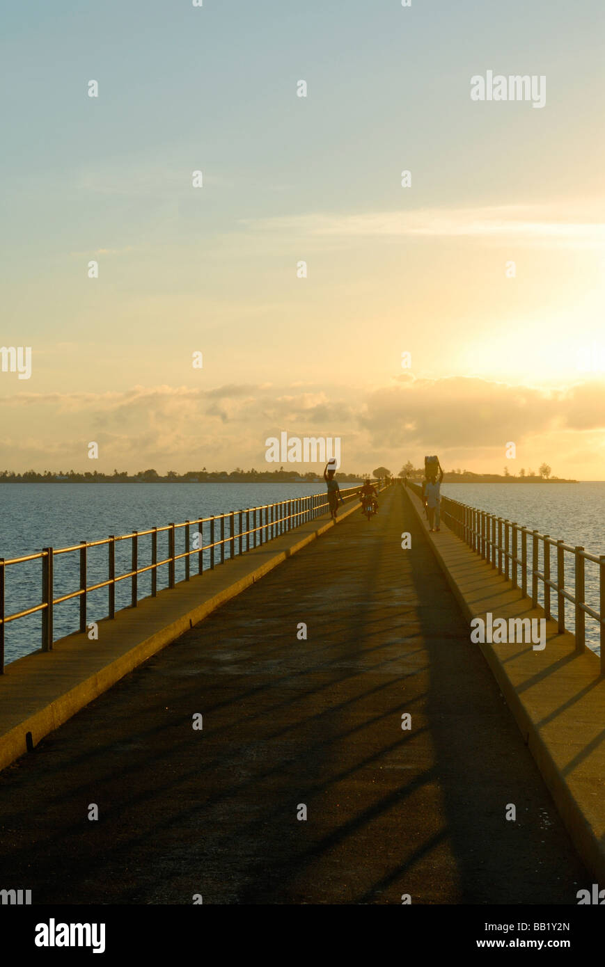 Damm in der Morgendämmerung Mosambik Insel mit dem Festland, nördliche Mosambik verbindet Stockfoto