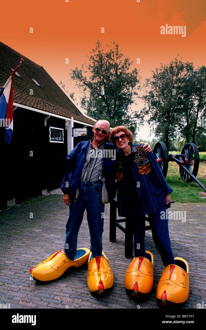 Pensionierte Touristen in Clogs in Holland Volendam Spaß Stockfoto