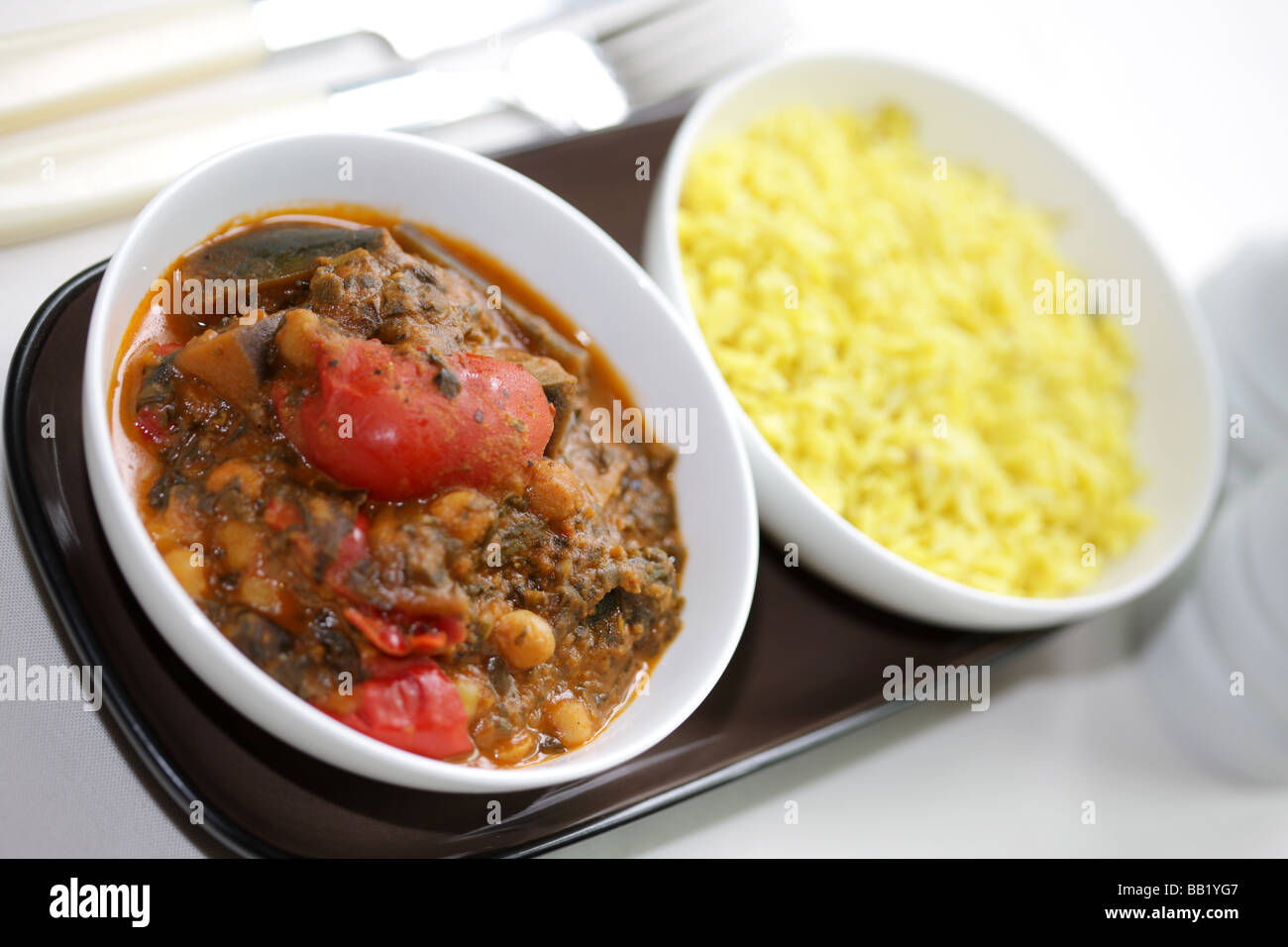 Frische im indischen Stil Kichererbse rote Paprika und Spinat Gemüse Curry Isoliert gegen einen weißen Hintergrund mit Keine Personen Stockfoto