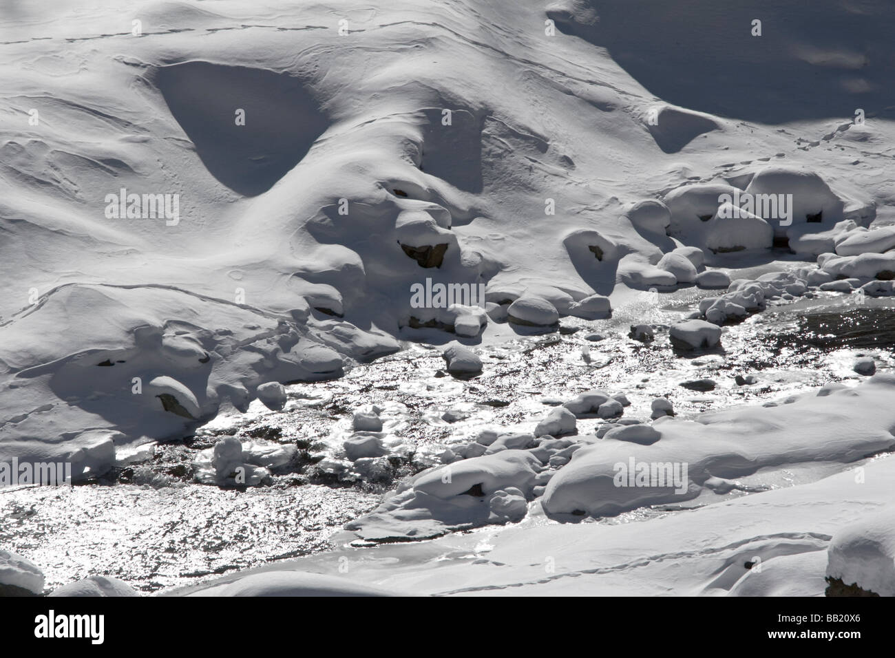 Gebirgsbach fließt noch durch Eis und Schnee, Val Martello, Alto Adige, Italien Stockfoto