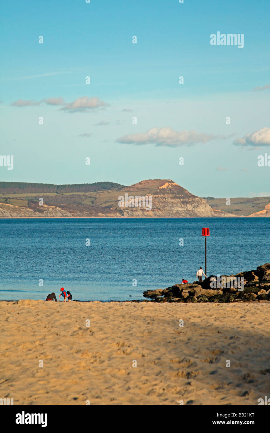 Blick auf den Dorset Coast von Lyme Regis in Richtung Charmouth und die Golden Cap Cliff. Südengland Stockfoto