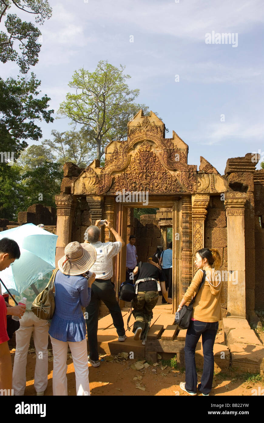 Kambodscha. Siem Reap. Bantay Srei Tempel. Touristen fotografieren die Ruinen. Stockfoto