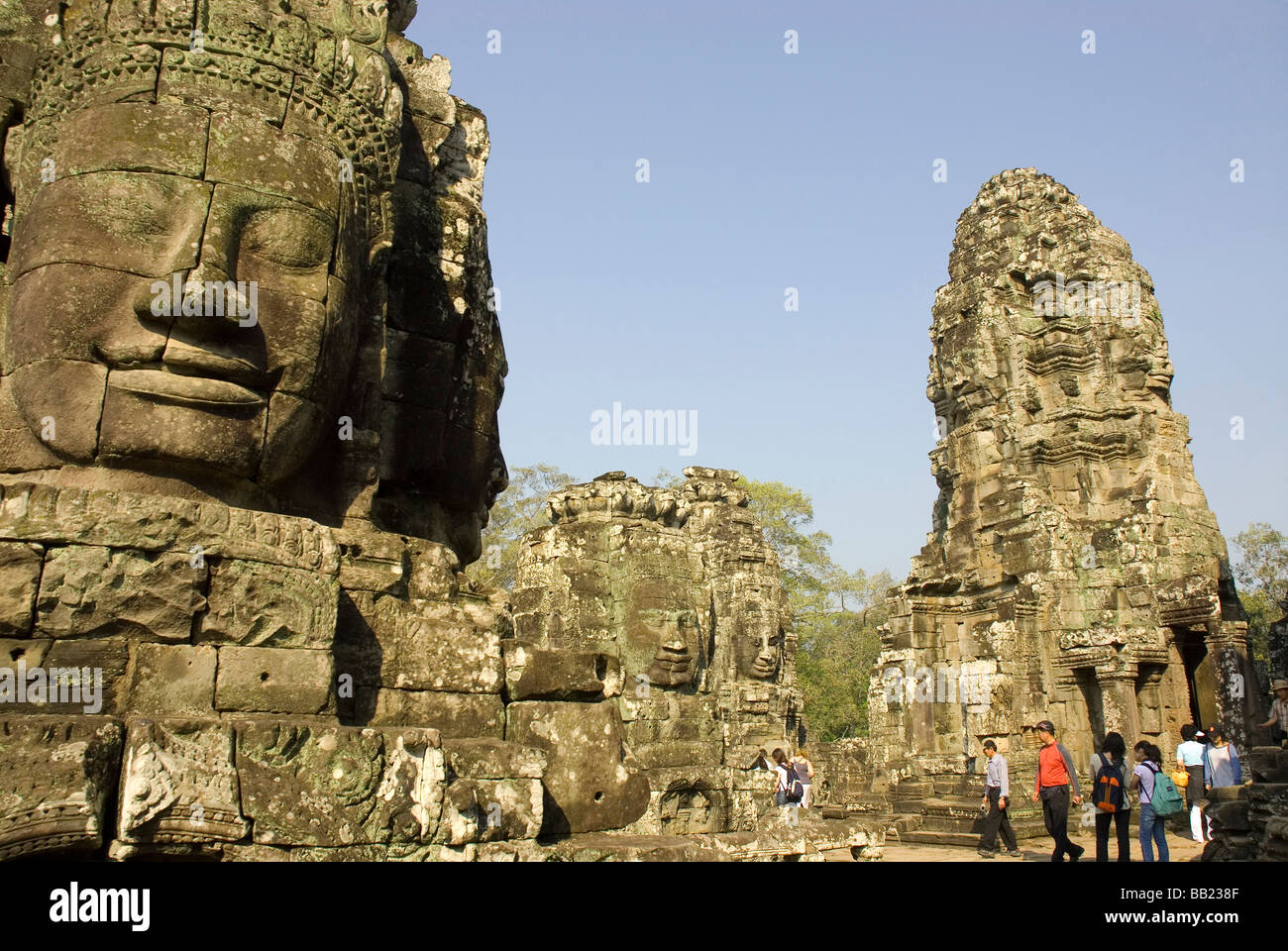 Kambodscha. Siem Reap. Angkor Thom. Touristen am Bayon-Tempel. Stockfoto
