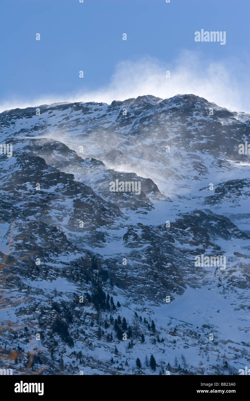 Starke Winde wehenden Schnee in den Bergen oberhalb von Val Martello, Alto Adige, Italien Stockfoto