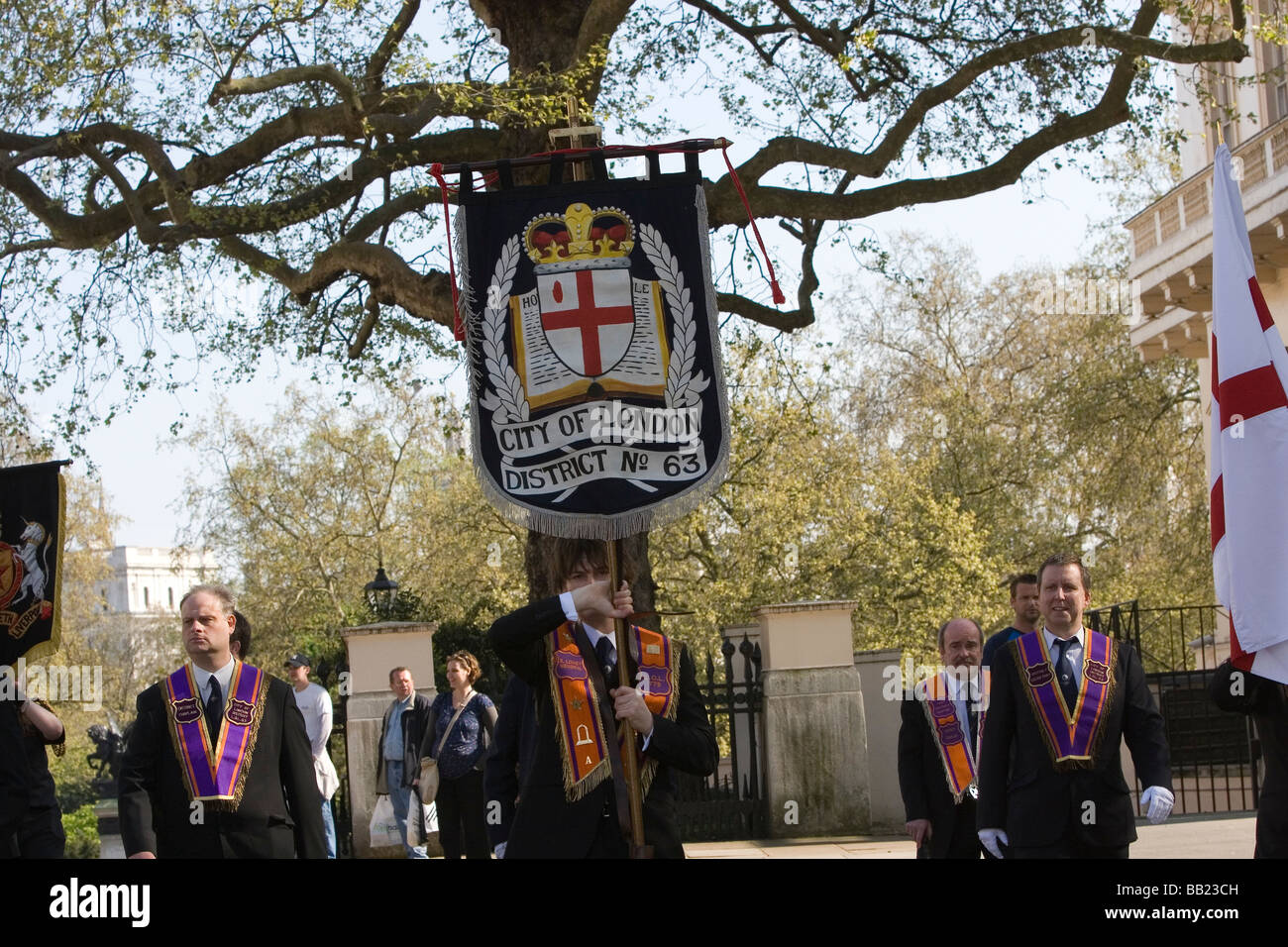 Orangeman marschieren während Oranier Parade in London Stockfoto