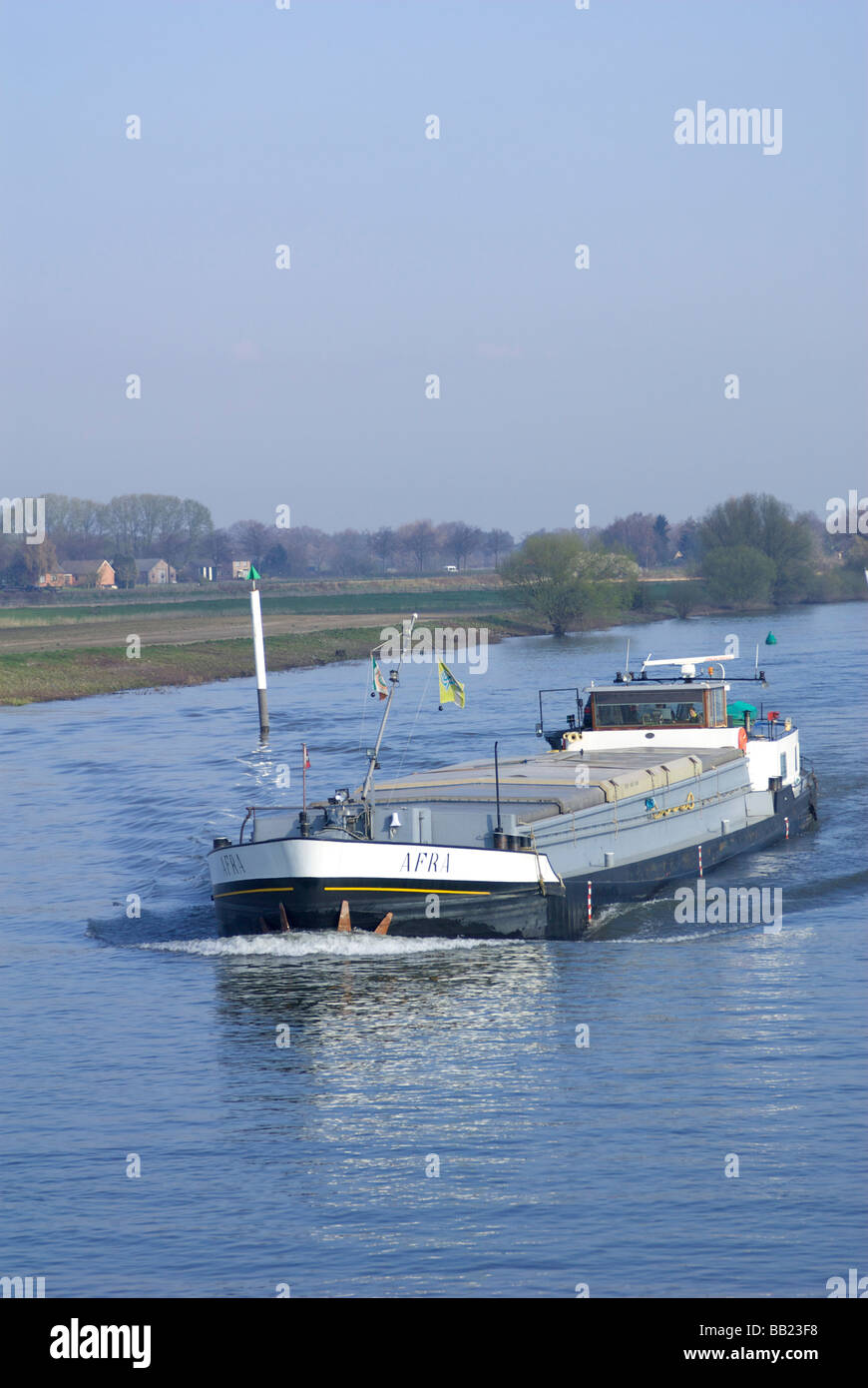 Europa, Niederlande, Gelderland, in der Nähe von Malden, Cargo Schiff Afra auf dem Maaswaal-Kanal Stockfoto