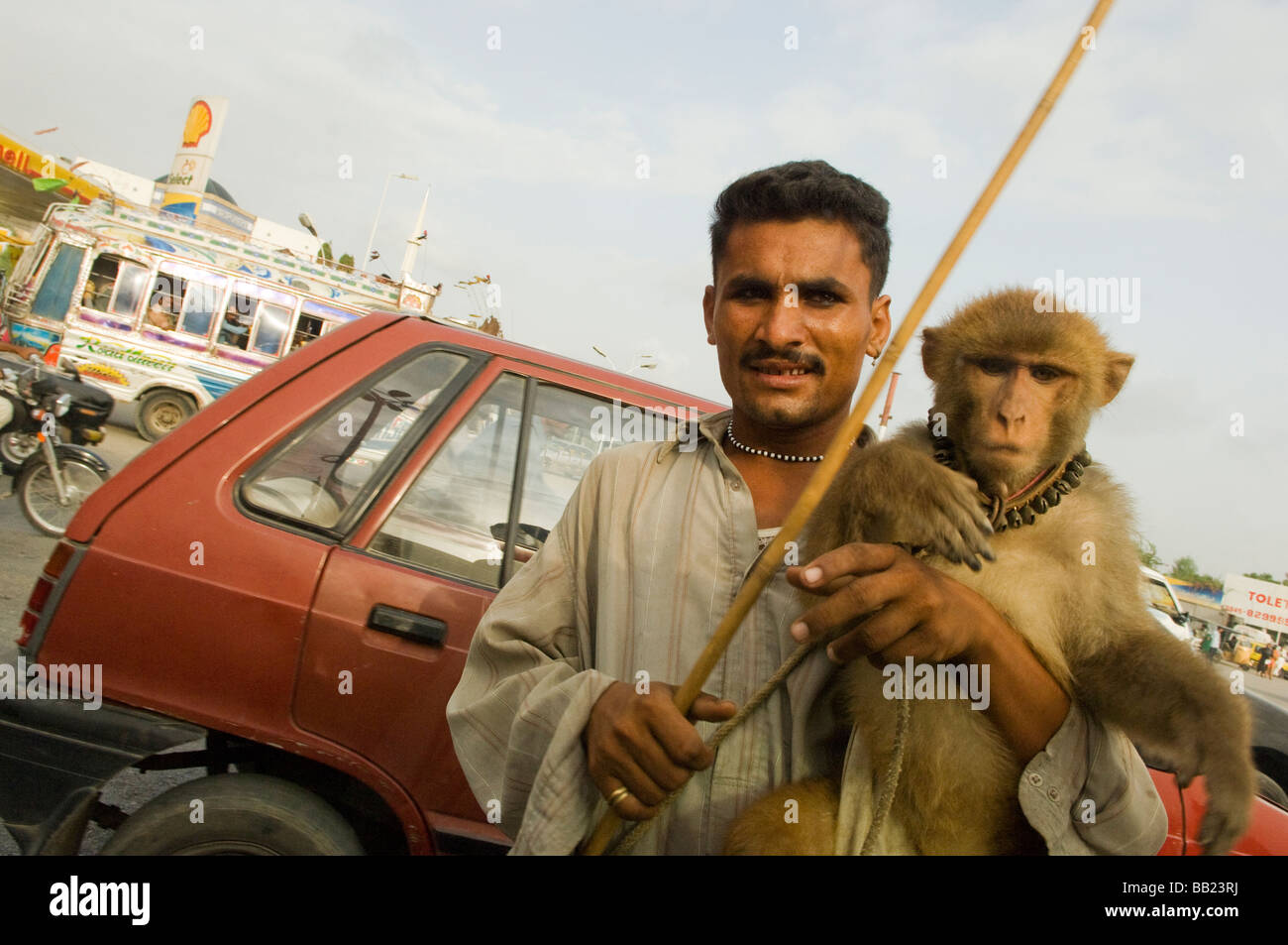 Mensch und Affe, Karachi pakistan Stockfoto