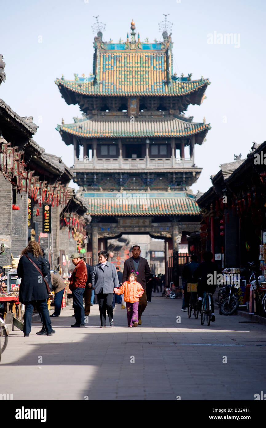 Die Hauptstraße von Nan Dajie Backdropped von The City Tower in ummauerten Altstadt Pingyao, Shanxi Provinz, China Stockfoto