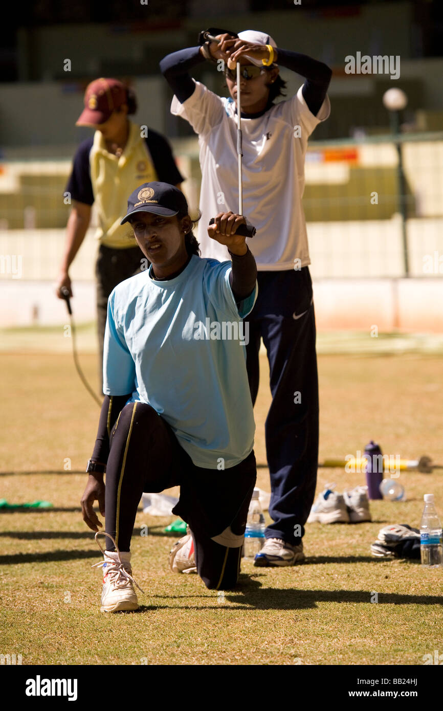 Mitglieder der Indien Frauen cricket-Mannschaft in der Ausbildung im M. Chinnaswamy Stadium in Bangalore, Indien. Stockfoto