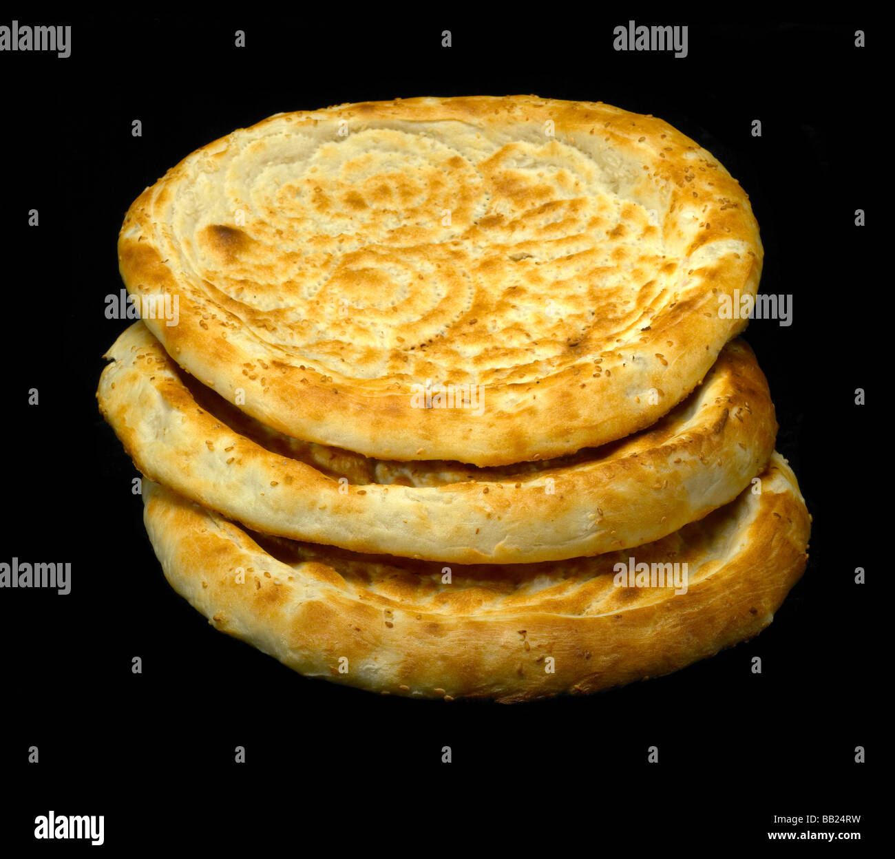 ursprüngliche Frische usbekische Brot auf schwarzem Hintergrund isoliert Stockfoto